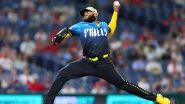 El venezolano José Alvarado, de los Filis de Filadelfia, trabaja durante un compromiso ante los Piratas de Pittsburgh, el 16 de mayo de 2025.