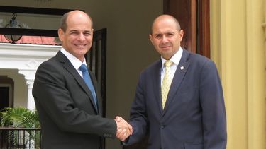 Rogelio Sierra Díaz (izq.), vicecanciller cubano, saluda a su homólogo costarricense&nbsp;Oscar Arias Sánchez.