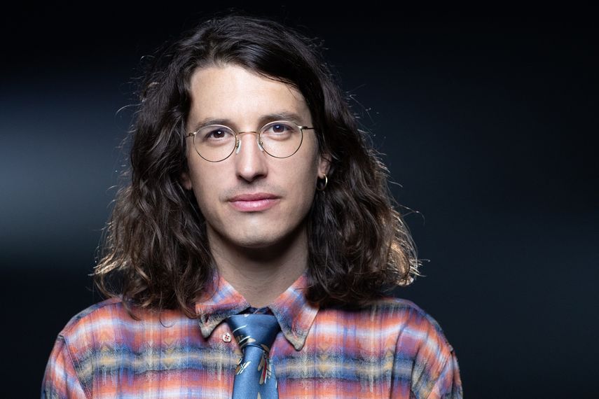 En esta foto de archivo tomada el 30 de agosto de 2021, el autor de cómics francés Bastien Vivès posa durante una sesión de fotos en París.