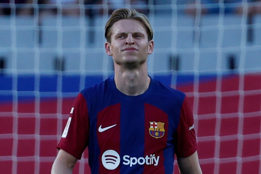 El volante del Barcelona, Frenkie de Jong, tras sufrir una lesión en el partido contra Celta en la Liga española, el sábado 23 de septiembre de 2023, en Barcelona.