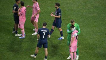 El portero italiano #01 del Paris Saint-Germain, Gianluigi Donnarumma (arriba a la derecha), saluda al delantero argentino #10 del Inter Miami, Lionel Messi (abajo a la derecha), al final del partido de octavos de final de la Copa Mundial de Clubes de la FIFA 2025 entre el Paris Saint-Germain de Francia y el Inter Miami de EE. UU. en el Mercedes-Benz Stadium en Atlanta el 29 de junio de 2025.&nbsp;