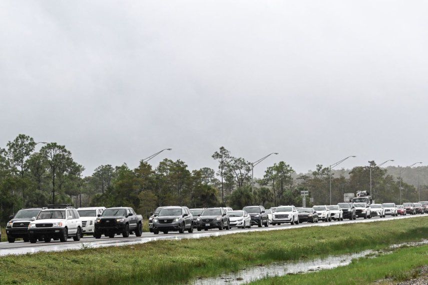 Miles de personas evacúan desde Naples hacia Miami para asegurar sus vidas, mientras se acerca el huracán Milton, el 8 de octubre de 2024. &nbsp;
