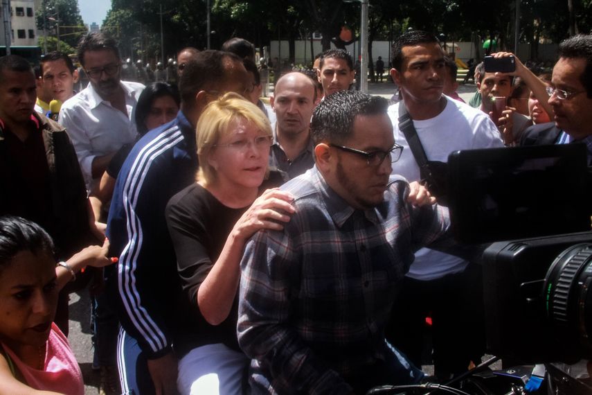 La Fiscal general, Luisa Ortega Díaz, se retira del Ministerio Publico tras ser rechaza por oficiales de la Guardia Nacional Bolivariana (GNB)