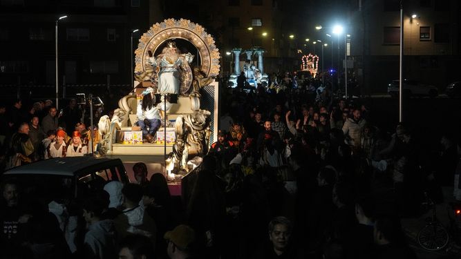 Los Reyes Magos recorren Paiporta desde la Plaça Xúquer hasta el Auditori Municipal. Esta es una de las Cabalgatas que se celebran la noche de Reyes en los municipios afectados por la DANA, que pasó por la provincia de Valencia el pasado 29 de octubre. &nbsp;