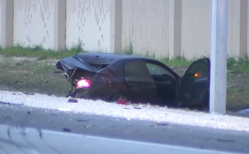 En una zanja terminó uno de los dos vehículos comprometidos en un accidente que dejó dos muertos y tres heridos al norte de Miami.