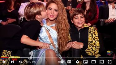 Shakira y sus hijos Milan y Sasha en los MTV Video Music Awards.