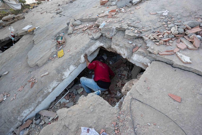 &nbsp;Una persona busca en los escombros de un edificio este lunes, en La Guaira (Venezuela). Los trabajos de rescatistas nacionales y extranjeros continuan, principalmente, entre las ruinas de edificaciones del estado costero de La Guaira (norte, aledaño a Caracas), la zona cero de la devastación por los sismos de magnitud 7,2 y 7,5 del pasado miércoles y donde están instalados centros logísticos de los equipos internacionales.