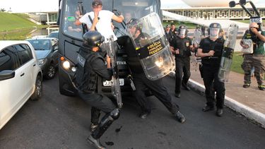 Manifestantes invadieron la Cámara de Diputados de Brasil. Se suspendió la sesión por los disturbios