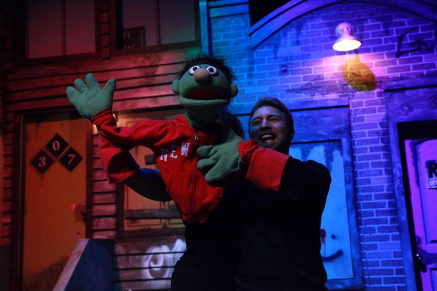 El actor Elliot Mahon en una escena de Avenue Q.&nbsp;