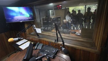 Nelson Chacín (C), director de Radio Mundial, habla con periodistas en la cabina de transmisión de la estación en San Cristóbal, Estado Táchira, Venezuela, el 1 de abril de 2025. Radio Mundial, una radio regional que había estado transmitiendo durante 70 años, tuvo que cesar sus operaciones el lunes por orden de las autoridades venezolanas, denunciaron gerentes y empleados de la empresa, así como el sindicato nacional de prensa.