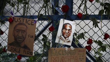 Esta fotograf&iacute;a del s&aacute;bado 30 de mayo de 2020 muestra im&aacute;genes de George Floyd, un hombre de raza negra que muri&oacute; a manos de la polic&iacute;a de Minneapolis, rodeadas de rosas en una barricada frente a la embajada de Estados Unidos en la Ciudad de M&eacute;xico.