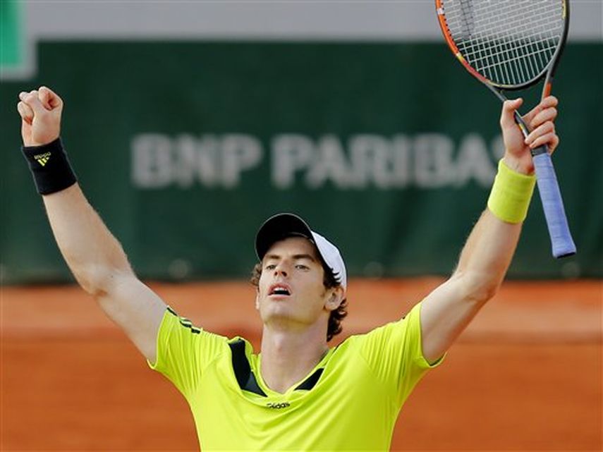 El británico Andy Murray derrotó hoy al español Fernando Verdasco 6-4, 7-5 y 7-6 (7-3) y se clasificó a los cuartos de final del Abierto de tenis de Francia.  Séptimo favorito en la arcilla parisina, Murray busca en Francia el tercer Grand Slam de su c