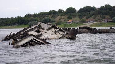 Los restos de un buque de guerra alemán de la Segunda Guerra Mundial aparecen en el río Danubio cerca de Prahovo, Serbia, 29 de agosto de 2022. La peor sequía europea de las últimas décadas ha sacado a la luz una parte de la historia de la Segunda Guerra Mundial que casi había caído en el olvido.&nbsp;