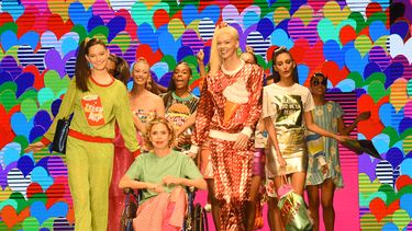 Ágatha Ruiz de la Prada acompañada de las modelos al final del desfile.&nbsp;