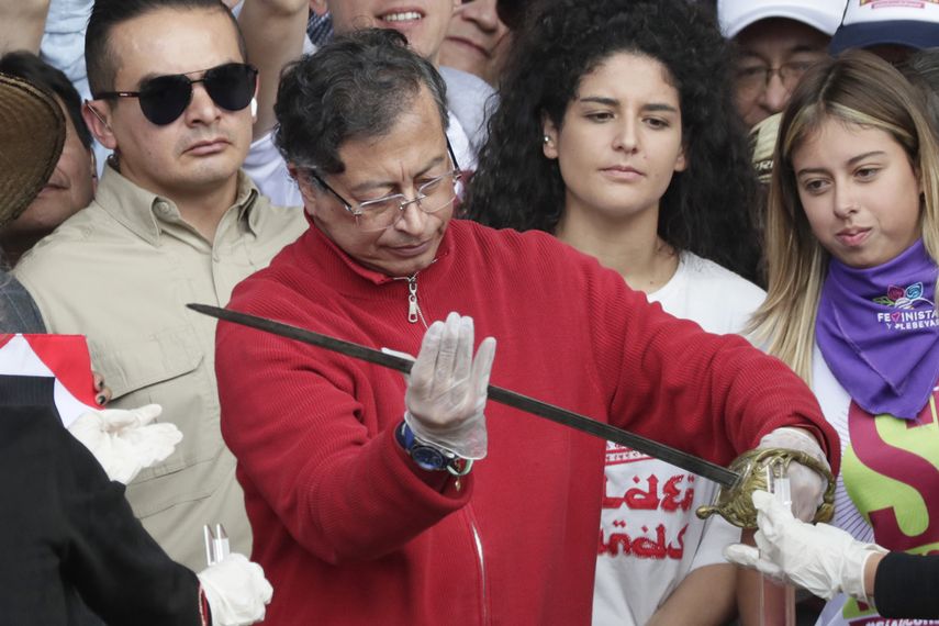 El presidente colombiano, Gustavo Petro, desenvaina la espada de Simón Bolívar el 1 de mayo de 2025, antes de consignar su propuesta de consulta popular en el Senado de Colombia