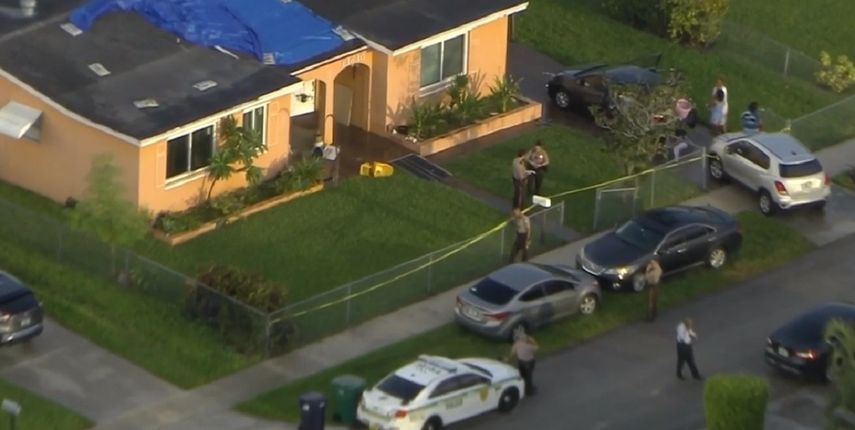 La Policía dijo que los culpables huyeron en un sedán blanco.