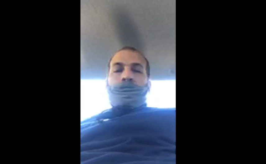 Michel Matos, integrante del Movimiento San Isidro, en una patrulla donde lo retuvieron cuando salió de su casa el lunes 14 de diciembre de 2020.&nbsp;