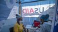 En esta fotografía del 2 de julio de 2020, la enfermera Nomautanda Siduna, derecha, habla con una paciente VIH positivo en una clínica móvil en Ngodwana, Sudáfrica.