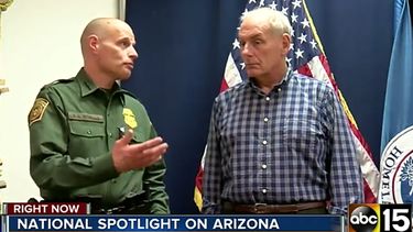 El nuevo secretario del DHS, John Kelly (dere.), recorrió la franja fronteriza de Nogales donde habló sobre los esfuerzos del Gobierno federal para asegurar la frontera.