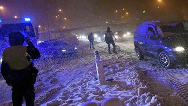 La policía y los bomberos ayudan a los vehículos atascados en la carretera de circunvalación M30 en Madrid debido a una fuerte tormenta de nieve el 8 de enero de 2021. Hoy en día, fuertes nevadas cayeron en gran parte de España, dejando enormes áreas cubiertas de blanco cuando la tormenta Filomena trajo un clima invernal no visto en décadas. la península ibérica. La intensa nieve cortó las dos circunvalaciones de Madrid, la M30 y la M40, y se declaró una alerta roja en el centro de la ciudad, donde la policía luchaba por ayudar a las personas varadas en los vehículos.