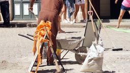 Algunos cálculos elevan a unos 10 000 los trabajadores ilegales del turismo que han quedado desamparados en medio de la crisis sanitaria.