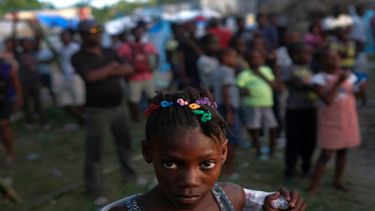 Una niña espera con otras víctimas del sismo de magnitud 7,2 que sacudió Haití la semana pasada en un centro de distribución de alimentos en Les Cayes.