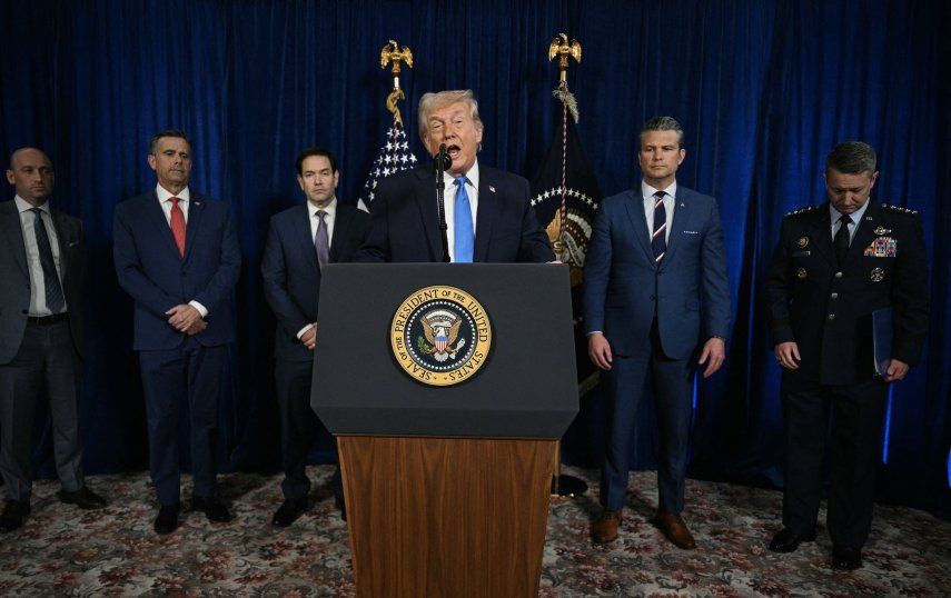 El presidente estadounidense Donald Trump, acompañado por el subjefe de gabinete Stephen Miller, el director de la CIA John Ratcliffe, el secretario de Estado Marco Rubio, el secretario de Defensa Pete Hegseth y el presidente del Estado Mayor Conjunto, general Dan Caine, habla con la prensa tras las acciones militares estadounidenses en Venezuela, en su residencia de Mar-a-Lago en Palm Beach, Florida, el 3 de enero de 2025. &nbsp;