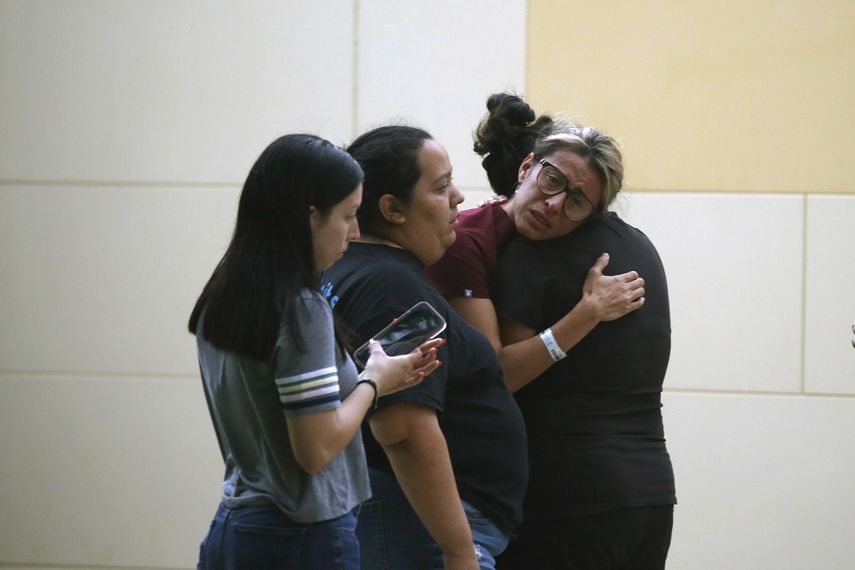 Un grupo de personas reacciona tras el tiroteo en una escuela en Uvalde, Texas el 24 de mayo del 2022.&nbsp;