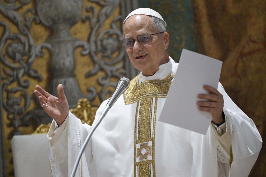 Esta foto, tomada y distribuida el 9 de mayo de 2025 por The Vatican Media, muestra al Papa León XIV durante una misa con cardenales en la Capilla Sixtina del Vaticano.&nbsp;&nbsp;