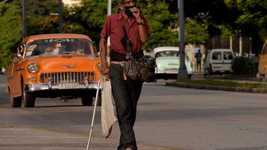 Un hombre que usa mascarilla como medida preventiva contra la pandemia del nuevo coronavirus COVID-19 camina por una calle de La Habana el 20 de octubre de 2020.&nbsp;