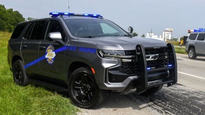 Patrullas de la Policía Estatal de Kentucky en la escena donde ocurrió el crimen.