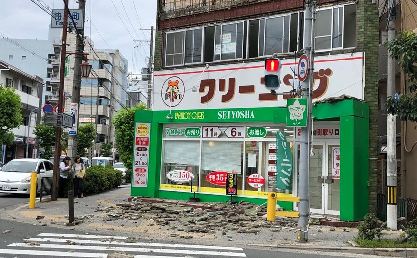 Vista de una edificación que sufrió daños tras el terremoto registrado este 17 de junio en Japón.
