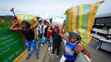 Los venezolanos esperan brevemente en el cruce del Puente Internacional Simón Bolívar de Cúcuta, Colombia, a San Antonio del Táchira, Venezuela, el lunes 26 de septiembre de 2022.