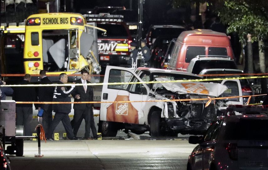 Autoridades investigan la escena de un crimen donde un hombre condujo una camioneta por la vía de bicicletas este martes 31 de octubre de 2017, y causó la muerte de ocho personas en el Bajo Manhattan, en&nbsp; Nueva&nbsp;York.&nbsp;