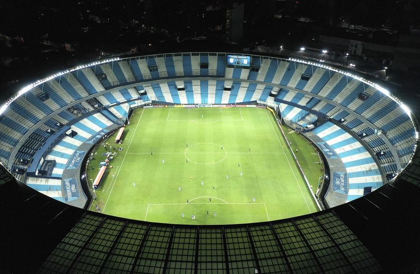 En esta foto de archivo del 12 de marzo de 2020, Racing de Argentina y Alianza de Lima juegan sin p&uacute;blico por la Copa Libertadores en el estadio Presidente Per&oacute;n de Buenos Aires.&nbsp;