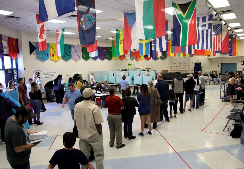 Varias personas hacen fila para votar durante las elecciones de mitad de mandato en un colegio electoral en Las Vegas, Nevada.
