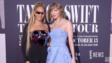 Las cantantes Beyoncé y Taylor Switf posan en el estreno del filme Taylor Swift: The Eras Tour.