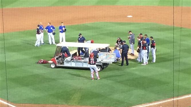 Chapman fue retirado del terreno en camilla, luego del pelotazo. (ap)