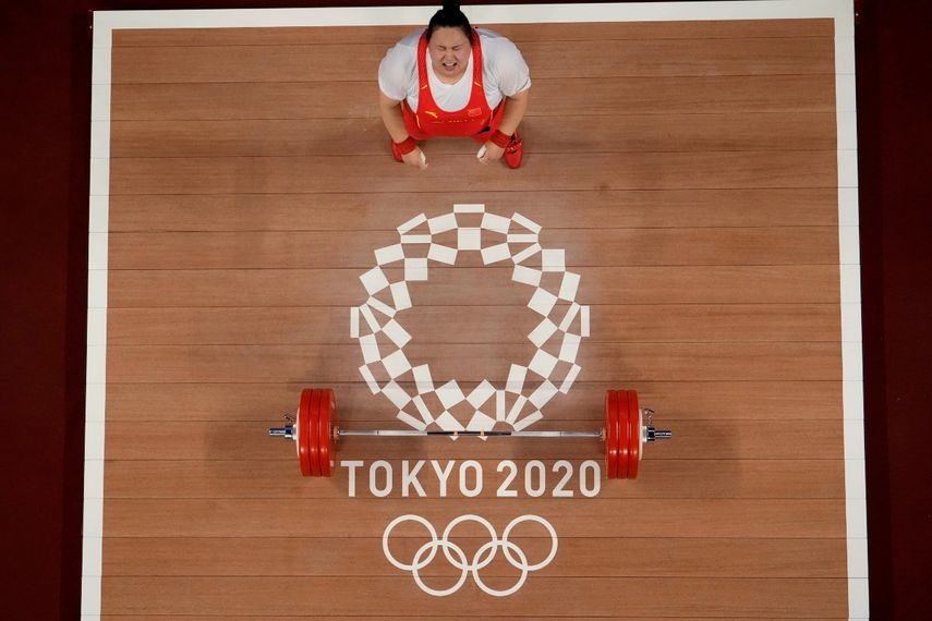La pesista china Li Wenwen celebra su récord olímpico en la división de más de 87kg en los Juegos de Tokio,&nbsp;