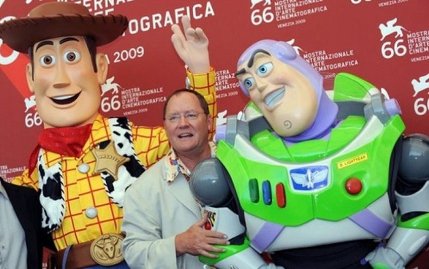 El director estadounidense John Lasseter junto a los personajes de la película Toy Story, el vaquero Woody y el astronauta Buzz Lightyear. (EFE)