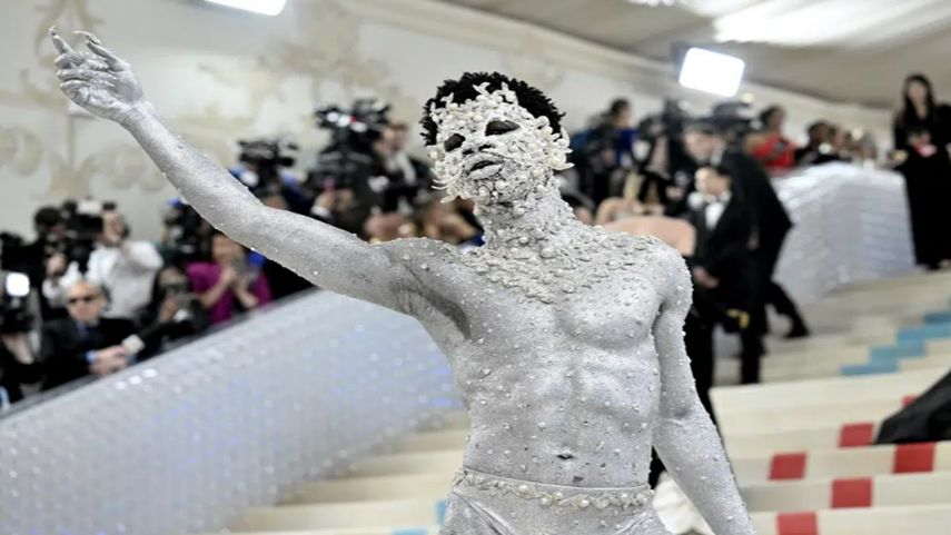 Lil Nas X llega a la gala del Instituto del Vestido del Museo Metropolitano de Arte para celebrar la inauguración de la exposición Karl Lagerfeld: A Line of Beauty el lunes 1 de mayo de 2023 en Nueva York.