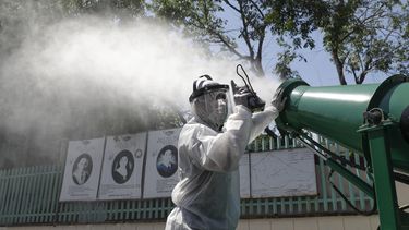Un hombre controla un gran rociador de desinfectante, mientras sanean una escuela al este de Manila, Filipinas. &nbsp;