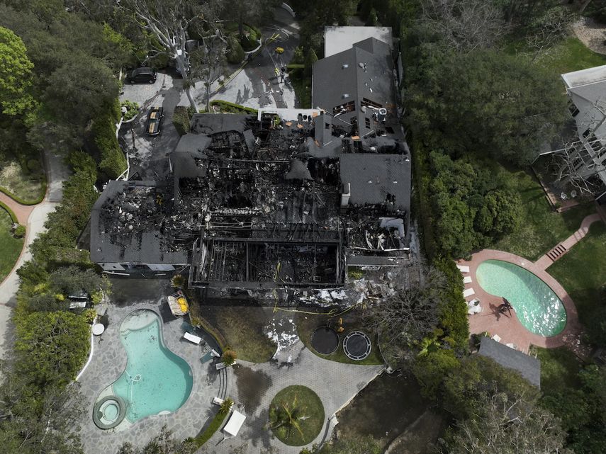 Una vista aérea de una casa dañada por un incendio que aparentemente pertenece a Cara Delevingne, el viernes 15 de marzo de 2024, en la sección Studio City de Los Ángeles.&nbsp;