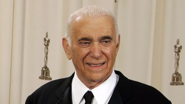 El productor Albert S. Ruddy entre bastidores después de que su película Million Dollar Baby ganara el premio a la mejor película en la 77ª edición de los Premios de la Academia el 27 de febrero de 2005 en Los Ángeles. El productor y guionista nacido en Canadá, ganador de premios Oscar por The Godfather (El padrino) y Million Dollar Baby, falleció el sábado 25 de mayo de 2024 a los 94 años.