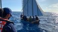 Oficiales de la Guardia Costera detienen a migrantes cubanos en los Cayos de Florida.