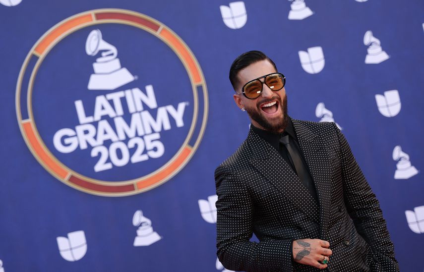 El cantante colombiano Maluma lució uno de los trajes más elegantes de la alfombra roja.&nbsp;