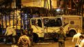 Agentes de seguridad inspeccionan un camión de la policía nacional destruido por un artefacto explosivo en Cali, Colombia, el 8 de enero de 2022, un atentado que se tribuyó el grupo terrorista ELN. 