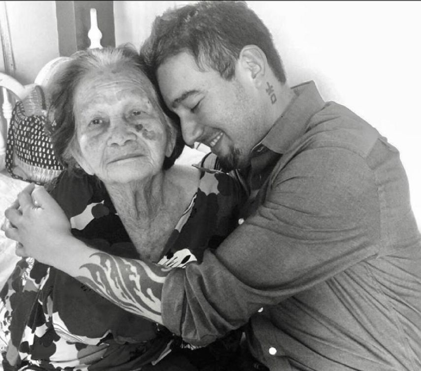 Fernando Vargas junto a su abuela Teolinda Kuffo.&nbsp;