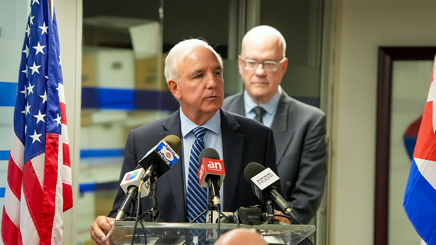 El congresista federal Carlos Giménez. Atrás, el activista cubanoamericano Orlando Gutiérrez-Boronat.