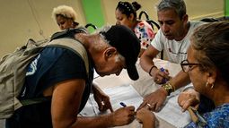 Un hombre vota en un colegio electoral durante el referéndum sobre el nuevo Código de Familia en La Habana, el 25 de septiembre de 2022.